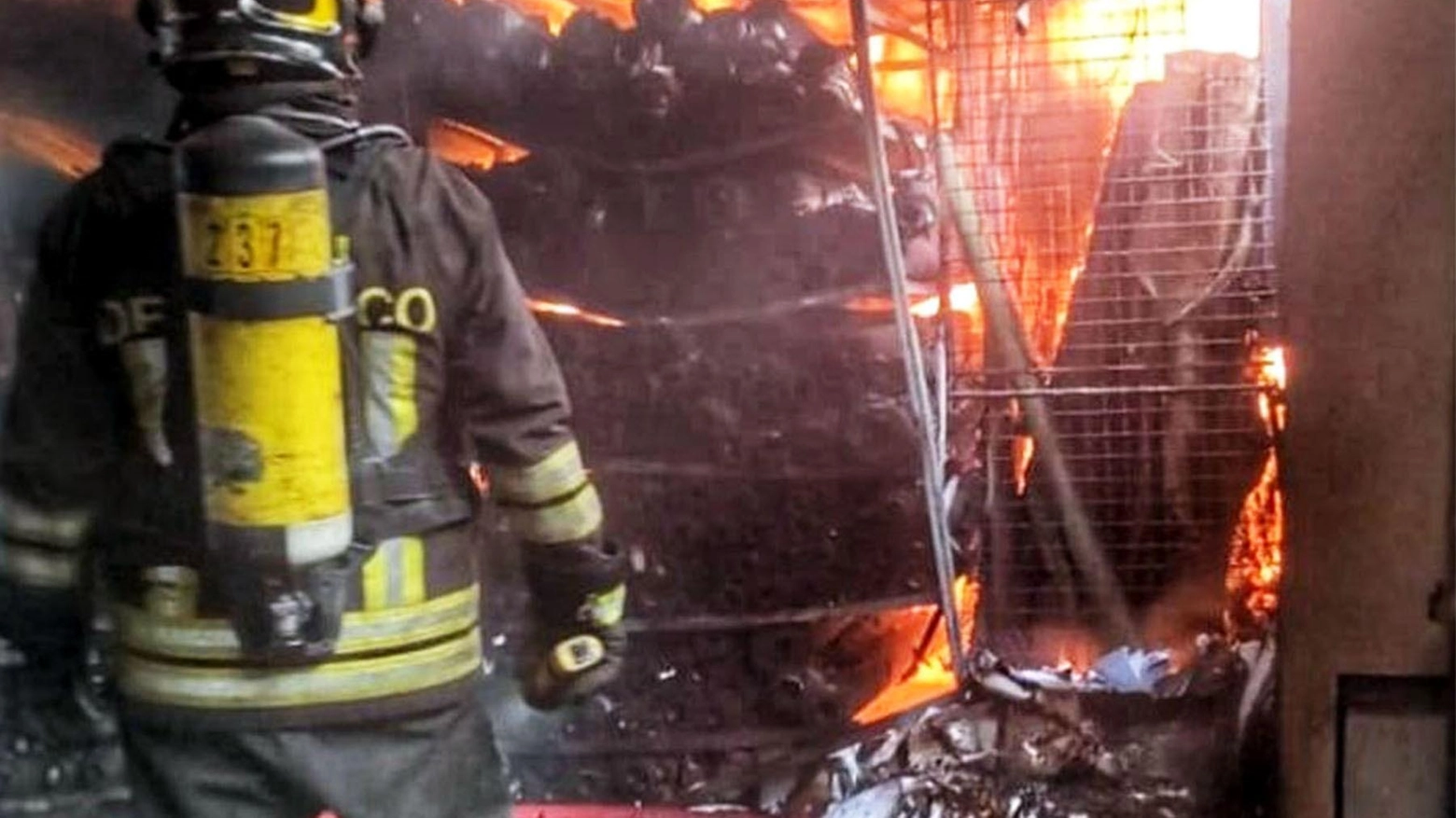 Incendio devasta capannone. Ore di lavoro per spegnerlo e uno dei titolari resta ferito