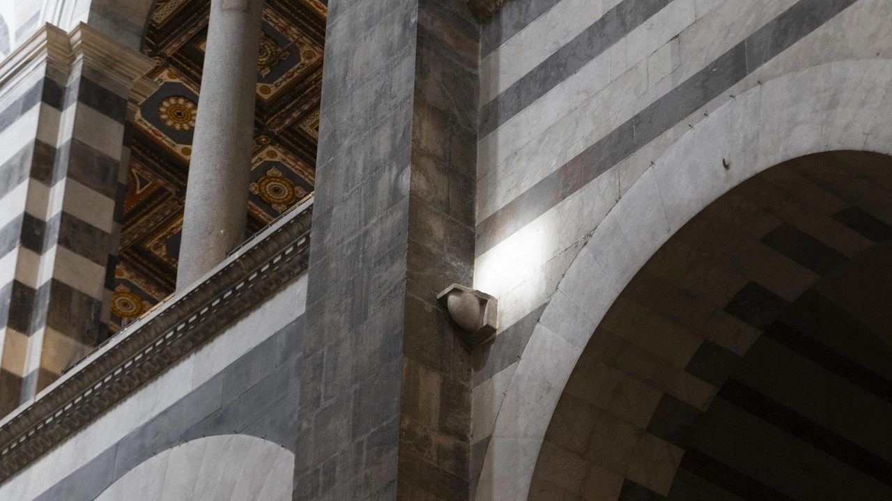 Il raggio di sole che colpisce l'uovo in Duomo (foto Del Punta per Valtriani)