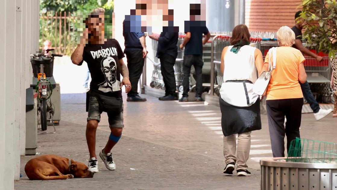 Al lavoro con la paura. Le cassiere tra i balordi: “Rubano tra gli scaffali. Se li fermi, ti aggrediscono”