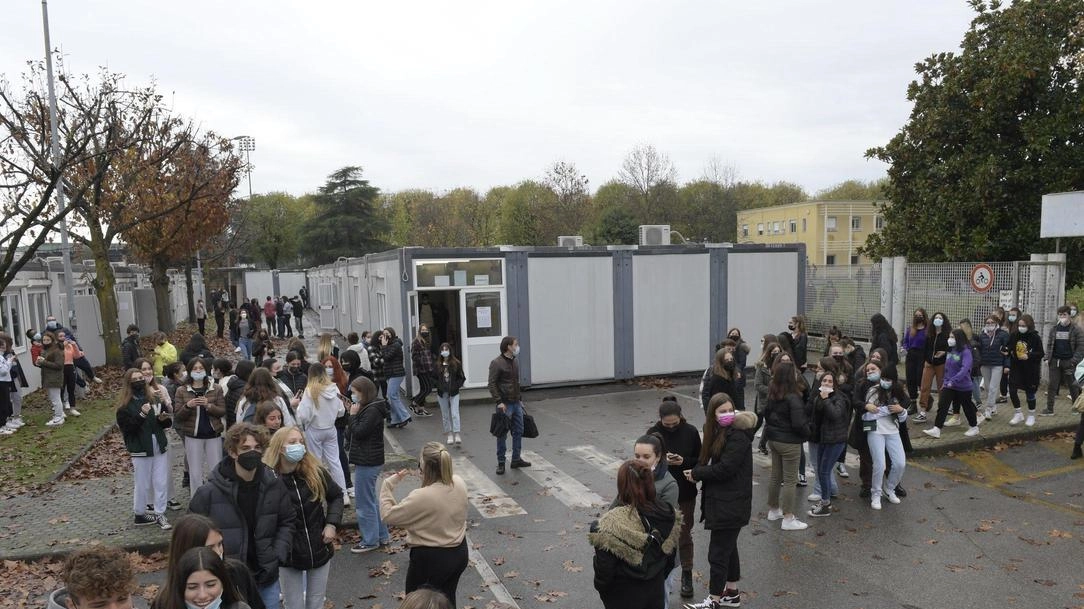 Slitta a settembre il rientro complessivo delle classi del “Paladini“ nel palazzo in via San Nicolao (foto Alcide)