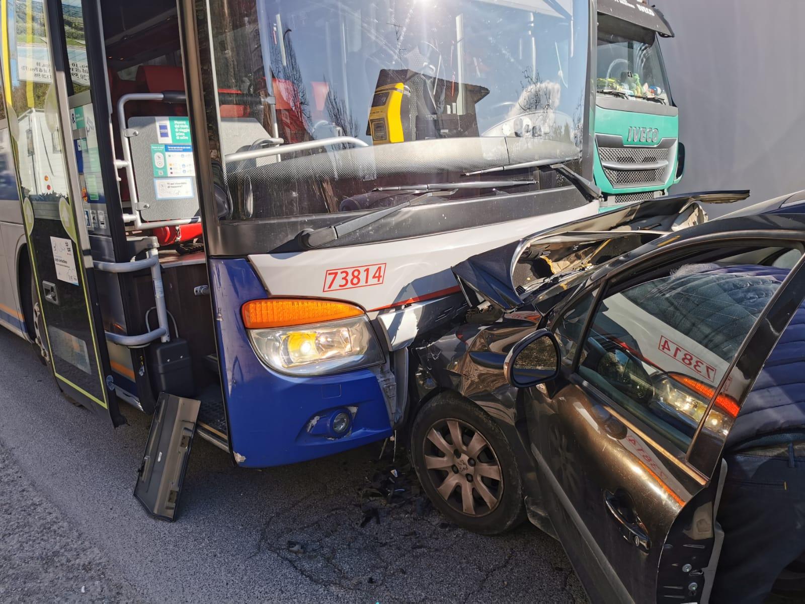 Scontro frontale tra auto e pullman a San Casciano