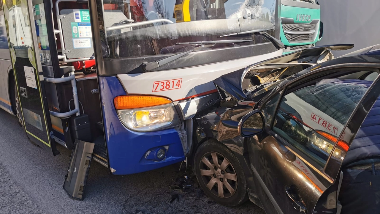 Incidente a San Casciano, scontro frontale tra bus e auto