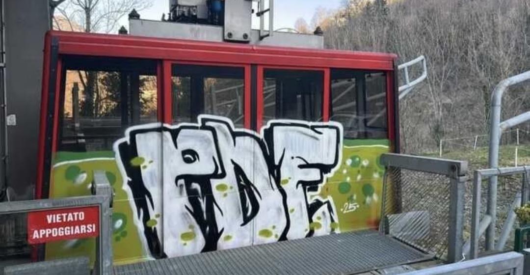 Vandalizzata una cabina della funivia sull