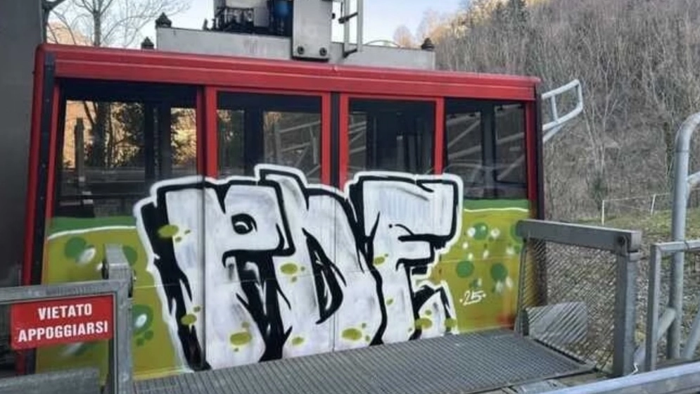 Vandalizzata una cabina della funivia sull'Appennino Pistoiese