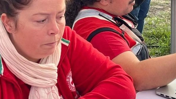 Il sindaco Fabio Mini, la vicesindaca Monica Ghiribelli e l’assessore Davide Bartoli durante le attività della Cri