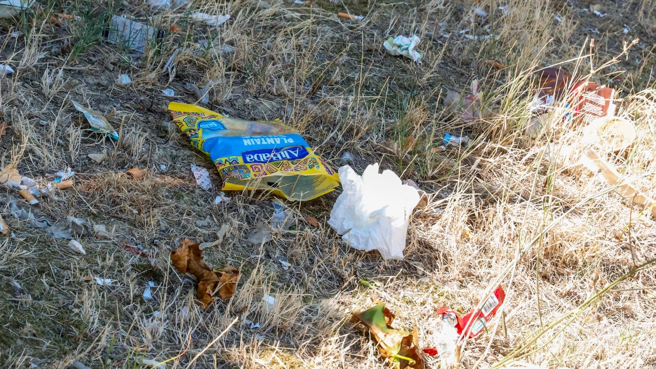 Siamo tornati nel parcheggio scambiatore dopo il nostro viaggio. Lo scenario resta desolante