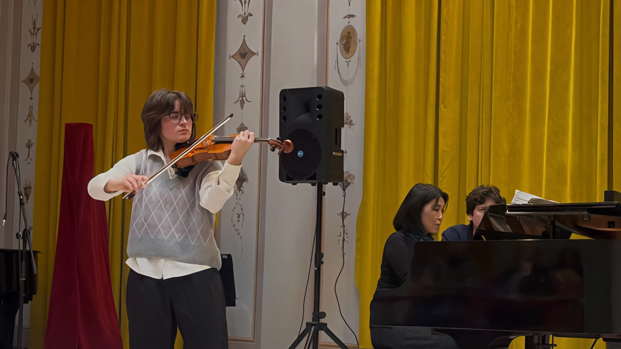 Valeria Esposito, diciassette di Poggibonsi, durante un’esibizione con il suo inseparabile violino