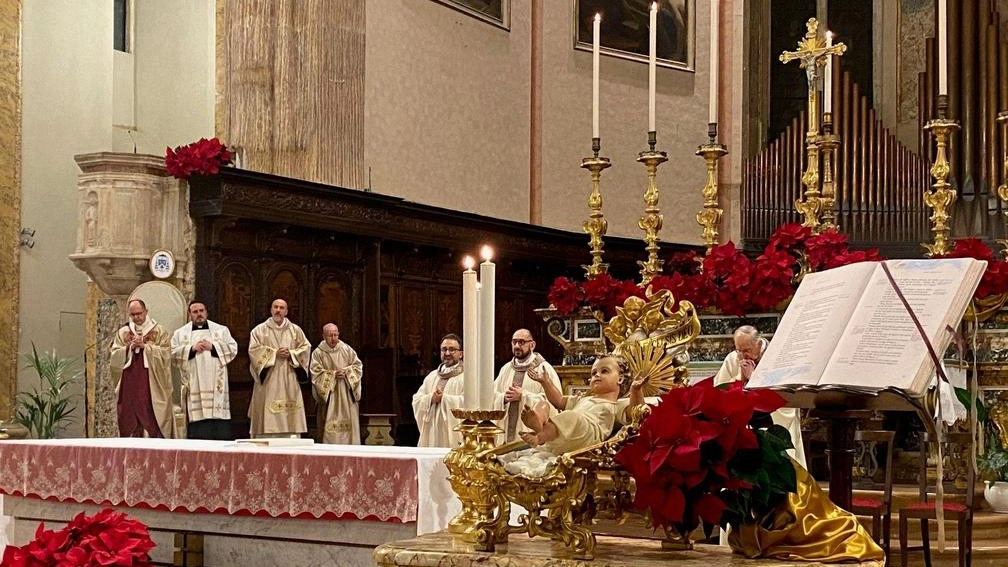 La celebrazione della messa di Natale in Duomo dello scorso anno, con il cardinale Ivan Maffeis e. don Marco Briziarelli. Il rito si rinnova anche quest’anno alle 24