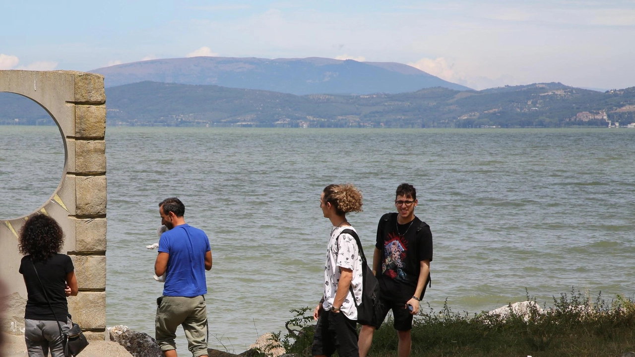 Il Trasimeno è tra i comprensori più gettonati dai turisti. Sotto. Simone Fittuccia