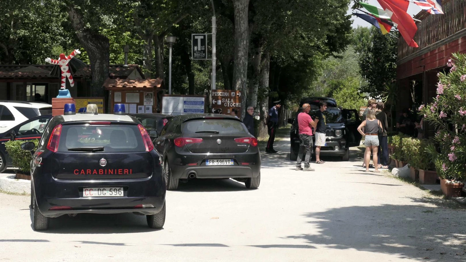 Le forze dell'ordine al campeggio dove è deceduto il ragazzo (Foto Umicini)