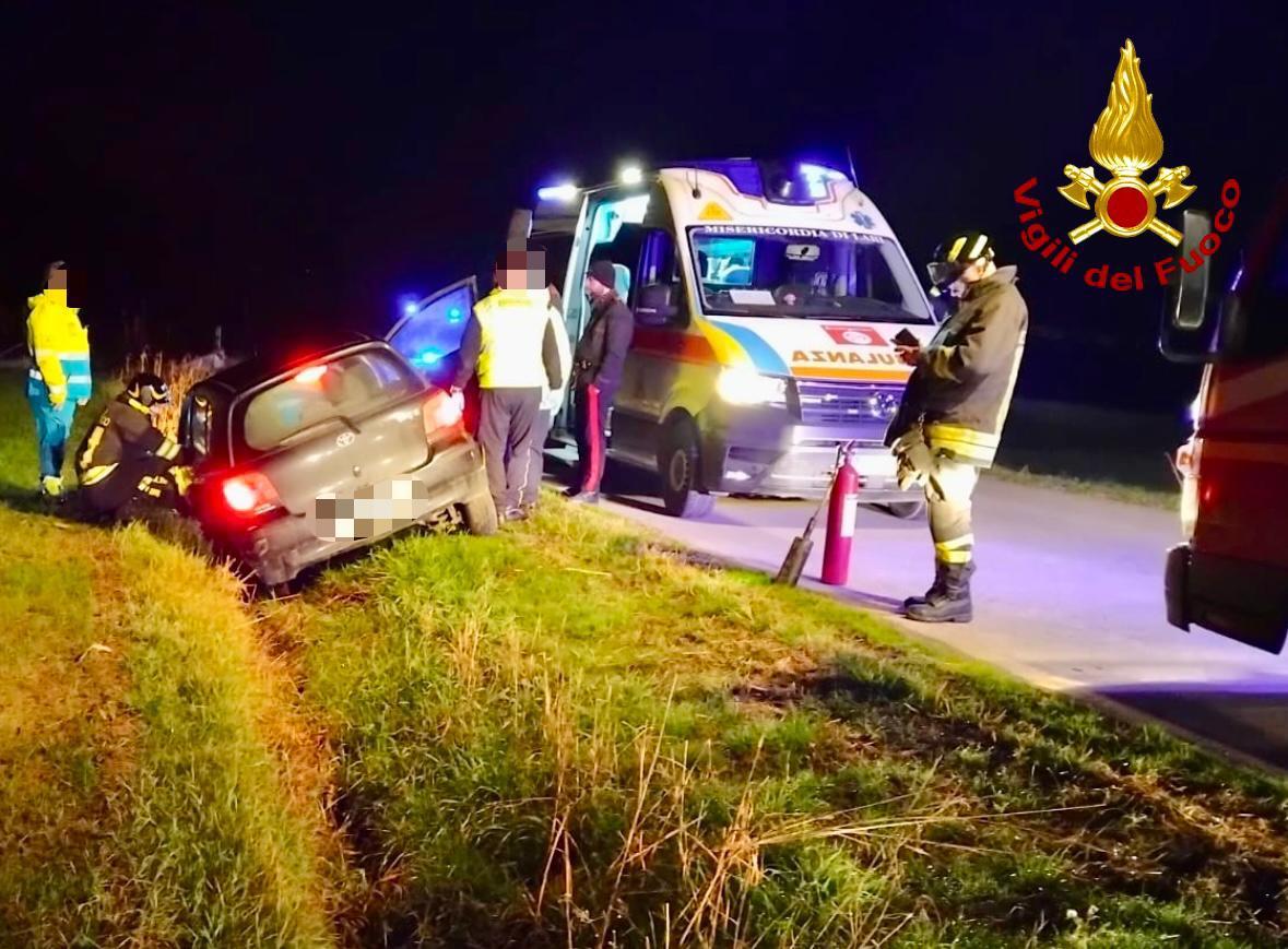 Incidente nella notte, auto finisce fuori strada. Intervengono i vigili del fuoco