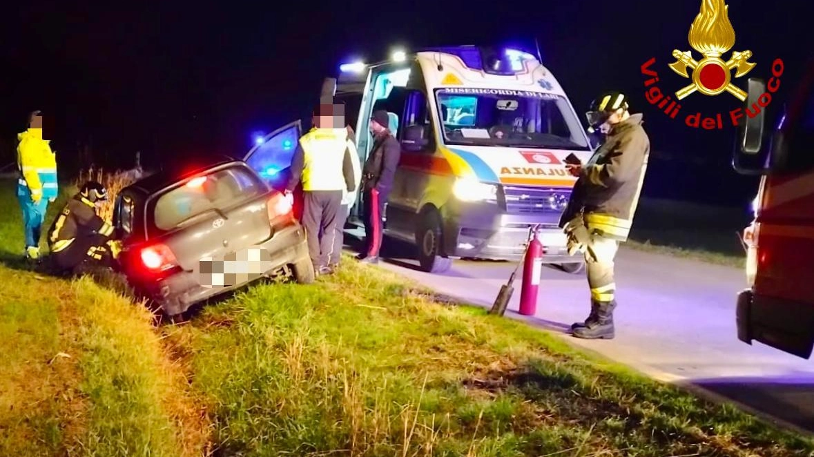 Incidente nella notte, auto finisce fuori strada. Intervengono i vigili del fuoco