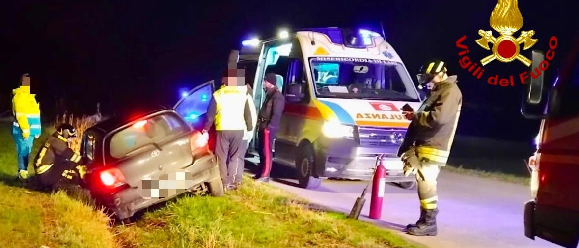 Incidente nella notte, auto finisce fuori strada. Intervengono i vigili del fuoco