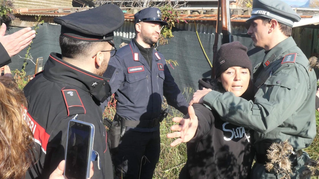 L’attivista antispecista Barbara Bertuccelli usò il suo corpo per difendere il cinghiale dalla polizia provinciale