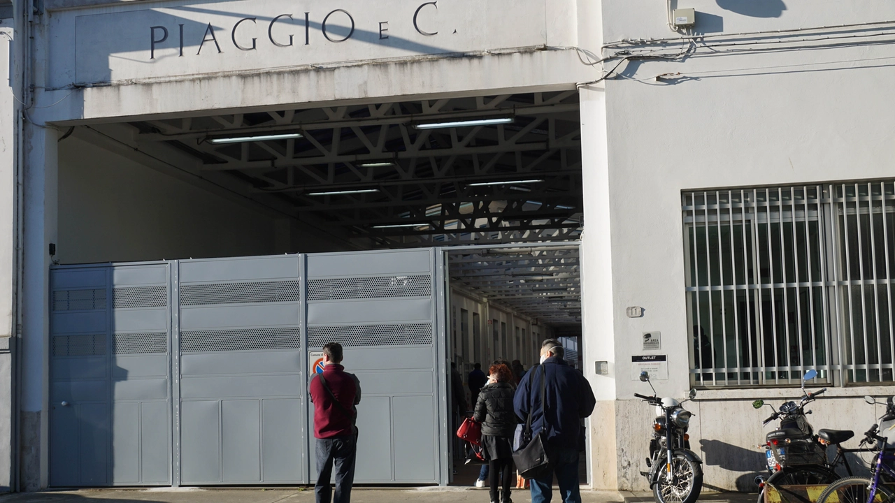 Da lunedì si fermano molte produzioni nella fabbrica pontederese della Piaggio (foto d’archivio)