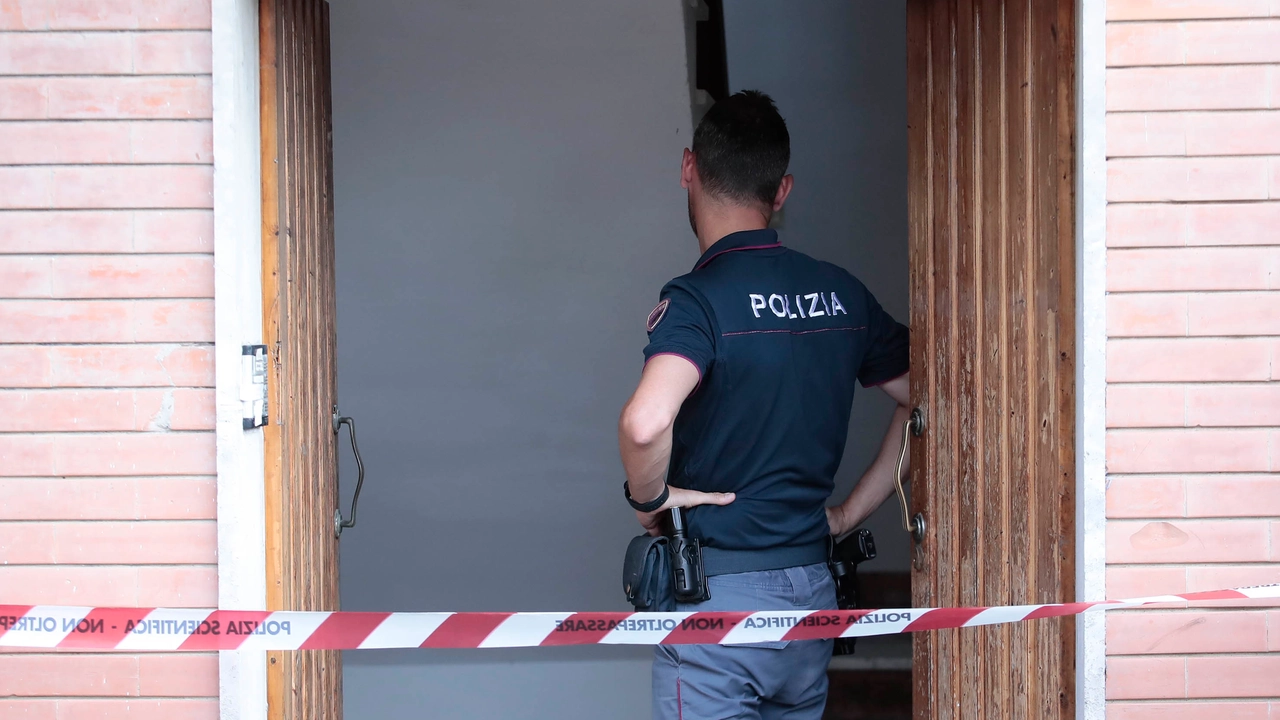 Il sopralluogo della polizia (Foto Paolo Lazzeroni)