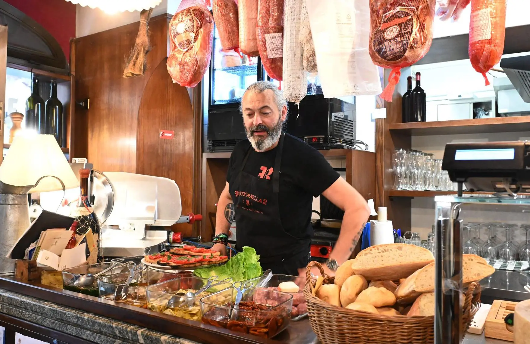 Caos Alla Rusticanella. Uomo Ubriaco Entra E Distrugge La Vetrina ...