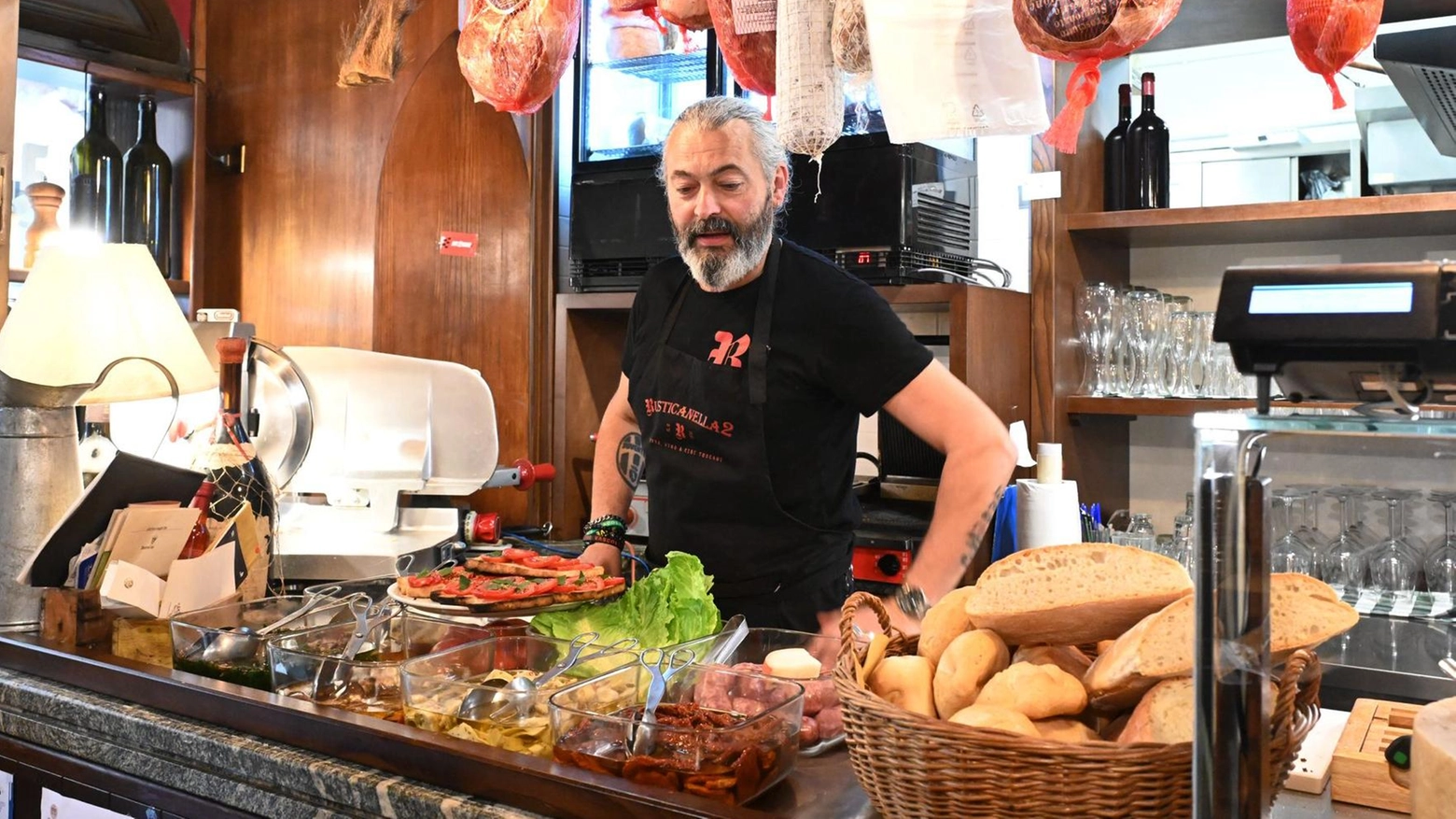 Caos alla Rusticanella. Uomo ubriaco entra  e distrugge la vetrina. Grave danno al locale