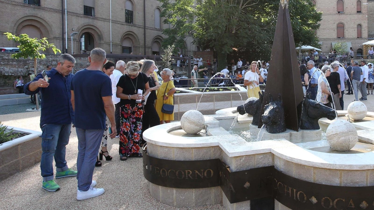 A Siena, la fontana del Campansi torna a zampillare dopo la pandemia. Grazie alla collaborazione dell'Associazione Donatori di sangue delle Contrade, l'inaugurazione ufficiale avviene oggi alle 16,30 nella Rsa. La struttura sanitaria, con 120 ospiti, punta a riqualificare l'area circostante per favorire incontri e socializzazione.