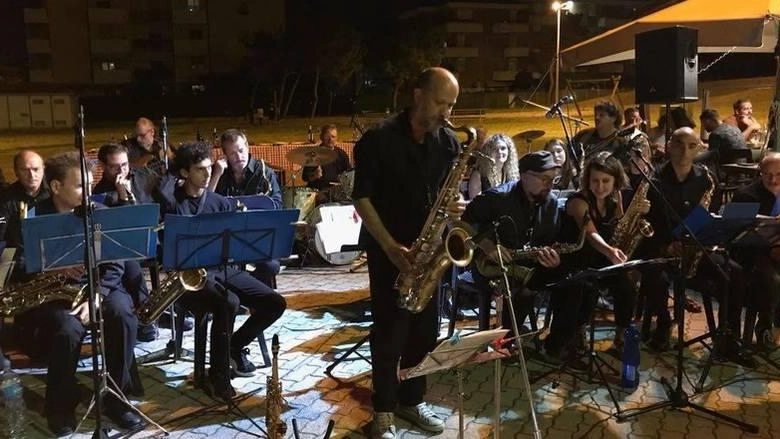 Alcuni elementi del “The Sax Group” che animerà stasera la notte del Cinquale con la tradizionale festa organizzata dal Comune in piazza Maccari