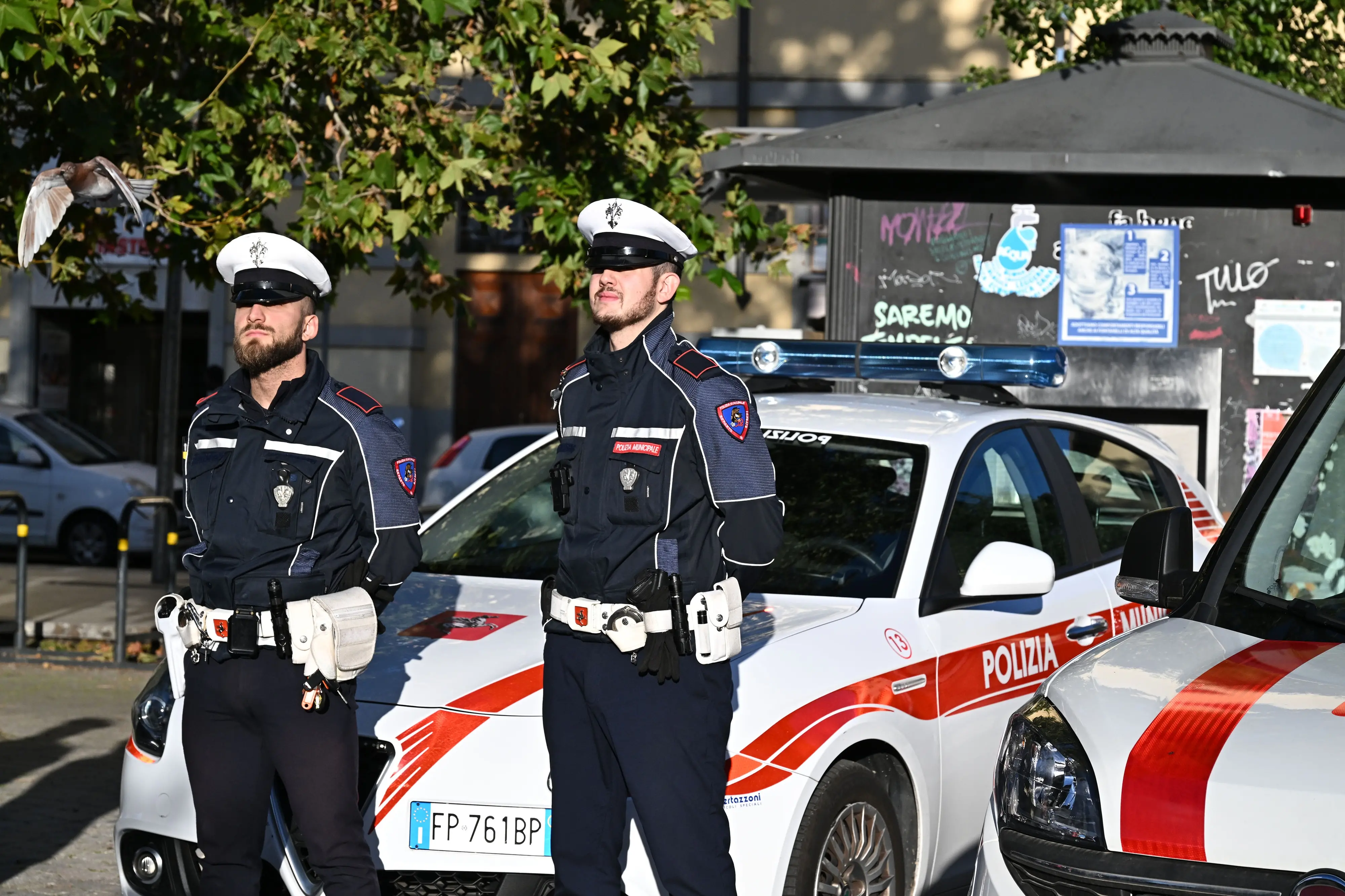 Firenze, telefonino alla guida: ritirate undici patenti. “Chi parla, chi chatta e chi guarda i social”