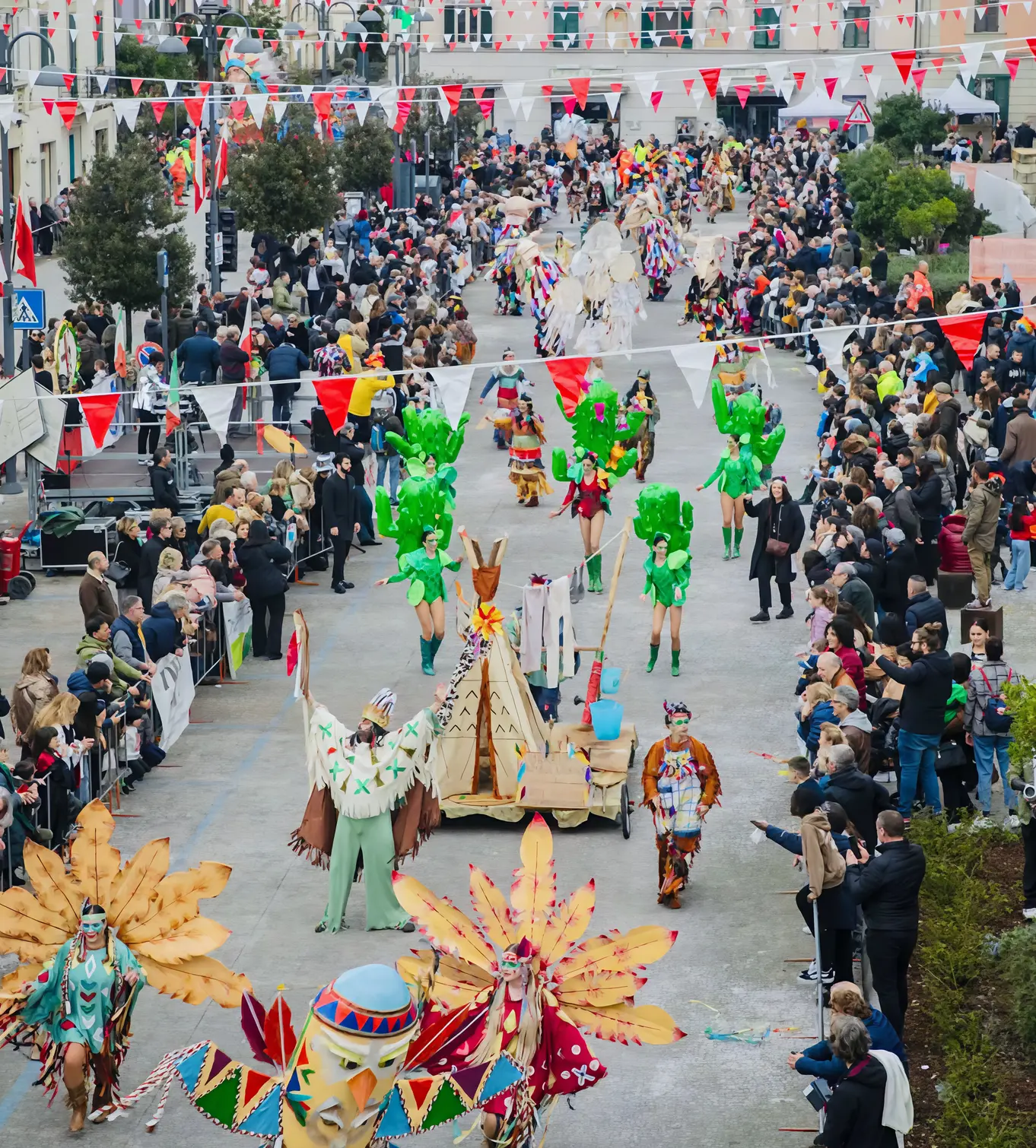 Carnevale d’autore al gran finale. Quattro gruppi per sei premi. Sfilano gli alunni delle Primarie