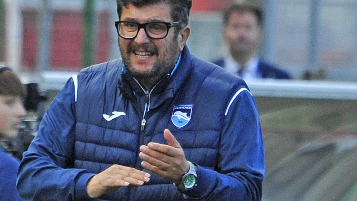 Sfida di cartello al Comunale: Arezzo contro Pescara capolista. Grande attesa per la rivalità tra tifoserie e l'esodo dei sostenitori abruzzesi. Dettagli su prevendita e biglietti.