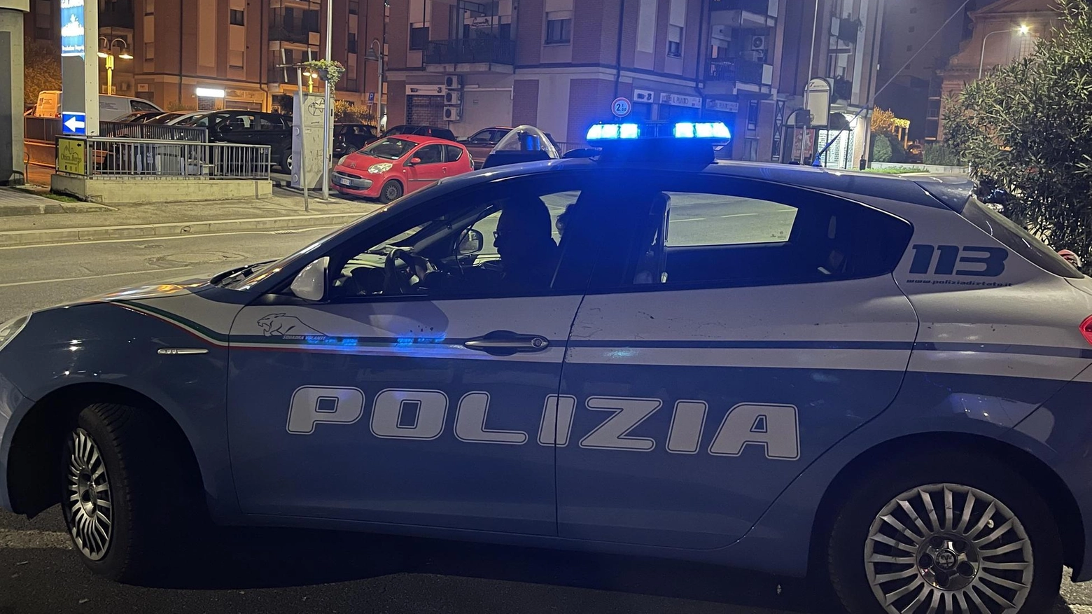 Suv rubato, inseguimento all’alba. Agente spara colpo di pistola in aria