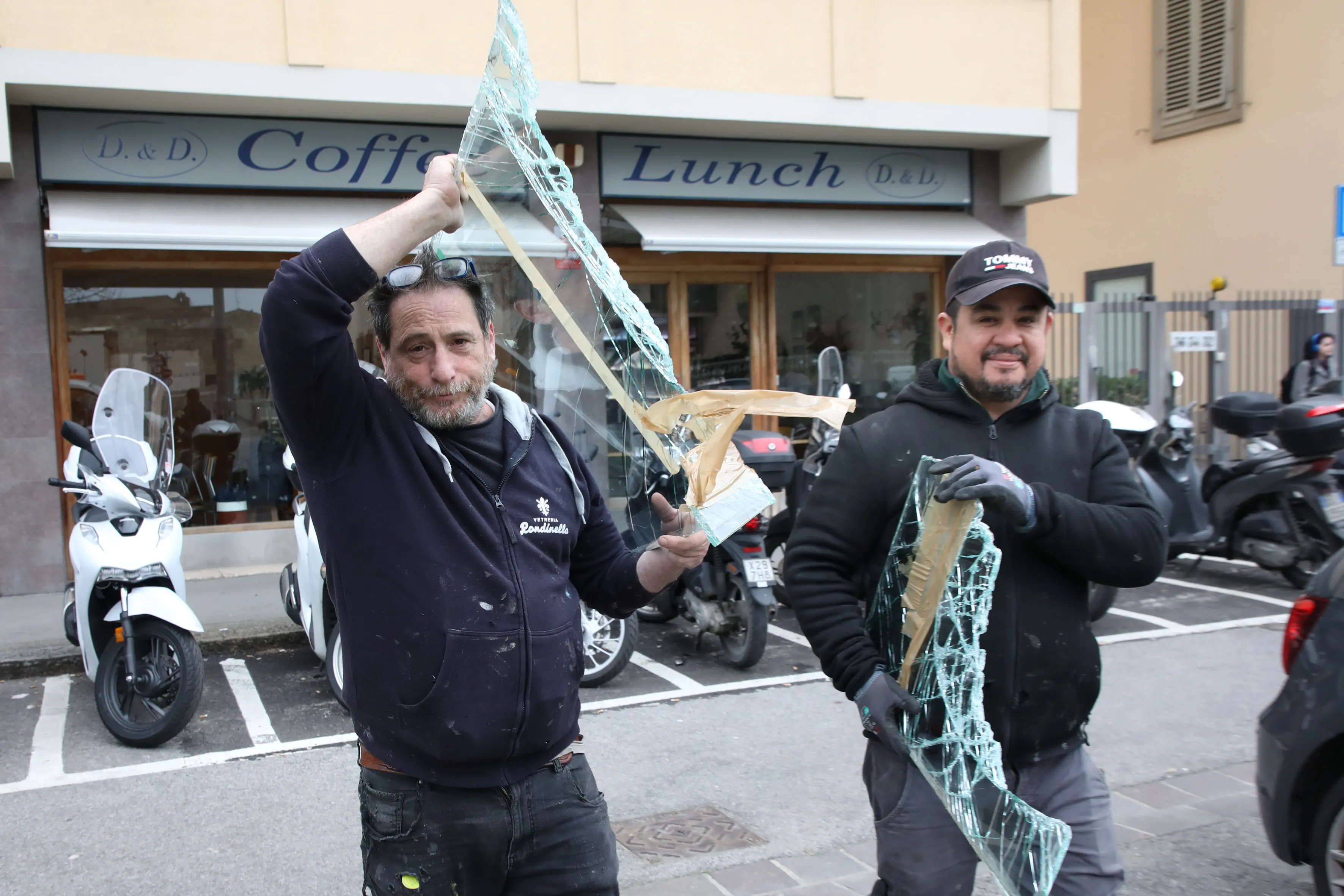 Spaccata al bar, scattano i fumogeni: ladro in fuga con le caramelle. Decimo colpo in un anno e mezzo