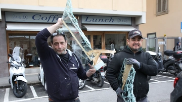 Spaccata al bar, scattano i fumogeni: ladro in fuga con le caramelle. Decimo colpo in un anno e mezzo