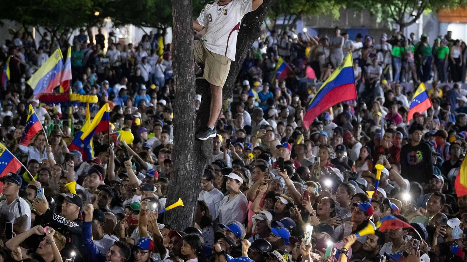 Elezioni in Venezuela, lunghe fila prima dell'apertura dei seggi
