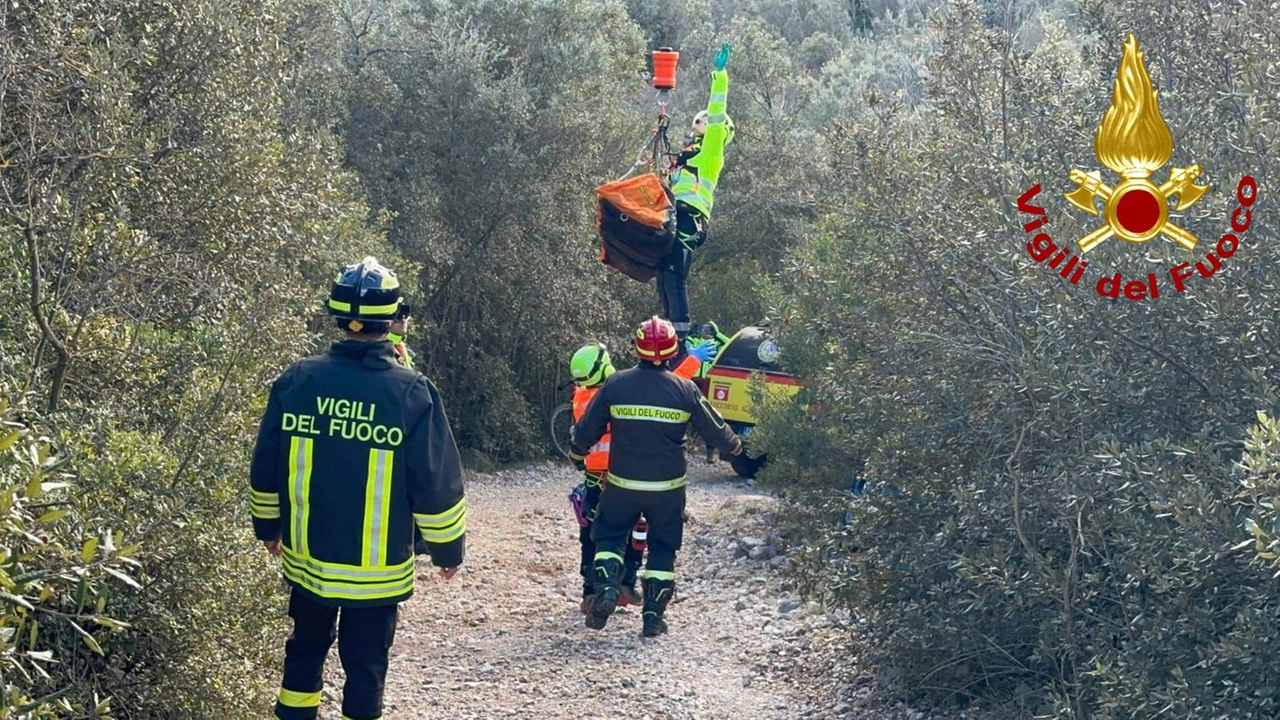 L'intervento dei vigili del fuoco per il ciclista caduto a Collicello