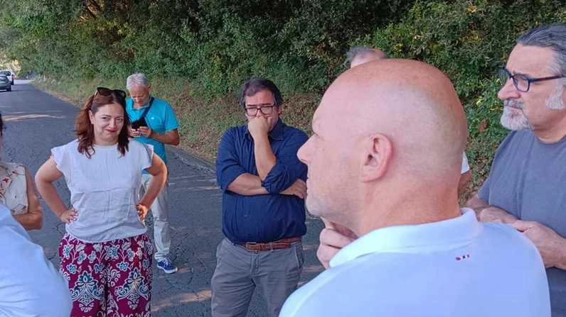 L’incontro tra amministrazione e cittadini di Massaciuccoli per la strada di Balbano