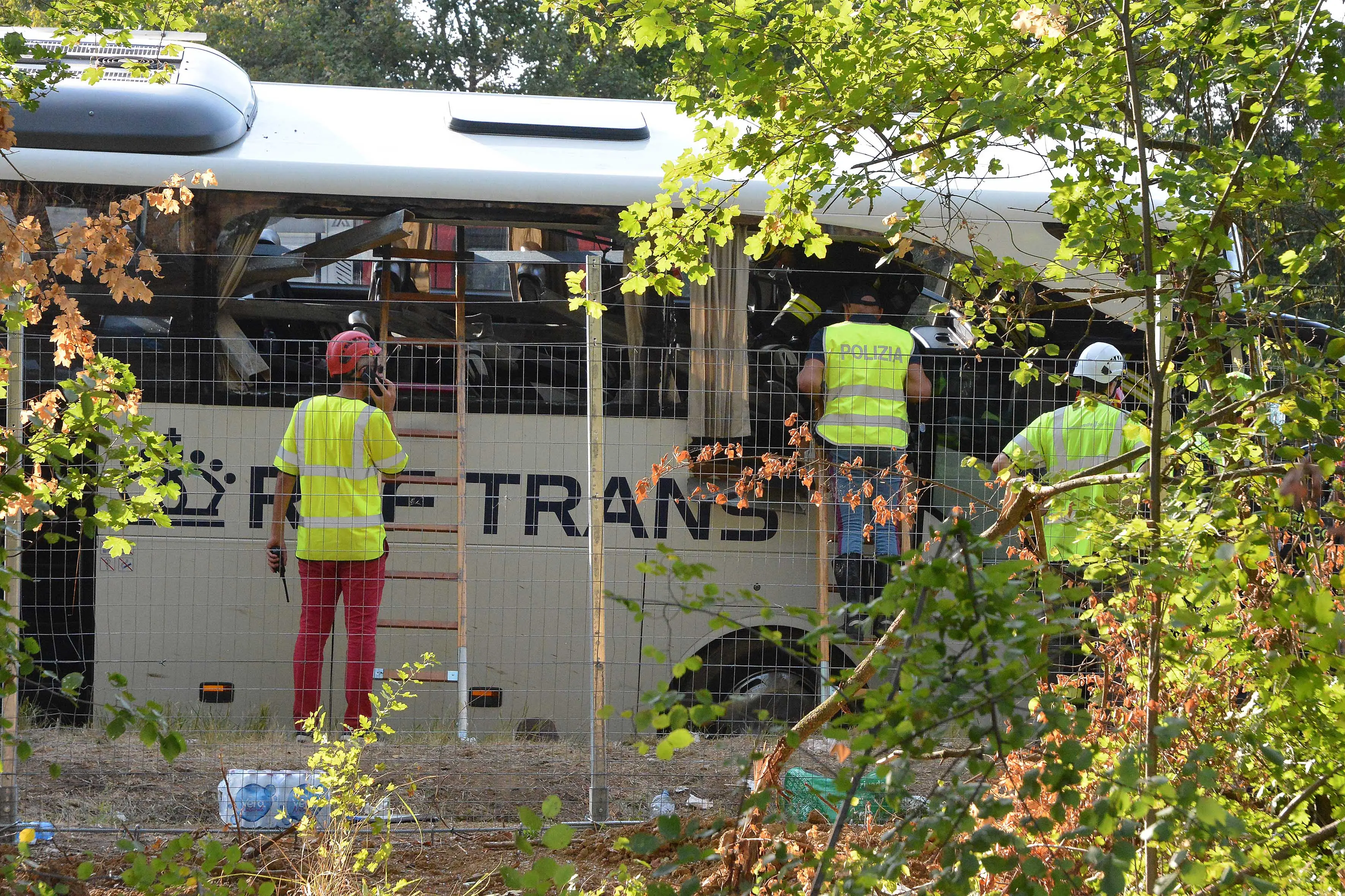 "Così abbiamo evacuato i feriti nel bus distrutto”: tragedia A1, gli angeli del soccorso raccontano l’inferno