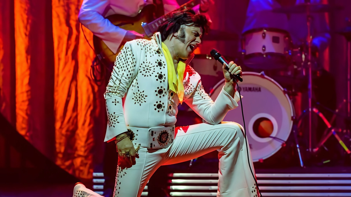 Lunedì 3 febbraio alle 21 appuntamento con "Elvis the king is back" al teatro Tenda di Arezzo. Lo spettacolo è...