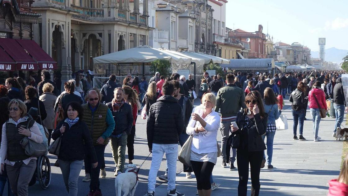 Zappelli, tra camucioli e sassolini. Svela come sarà la Passeggiata: "Con le aiuole in stile Liberty"