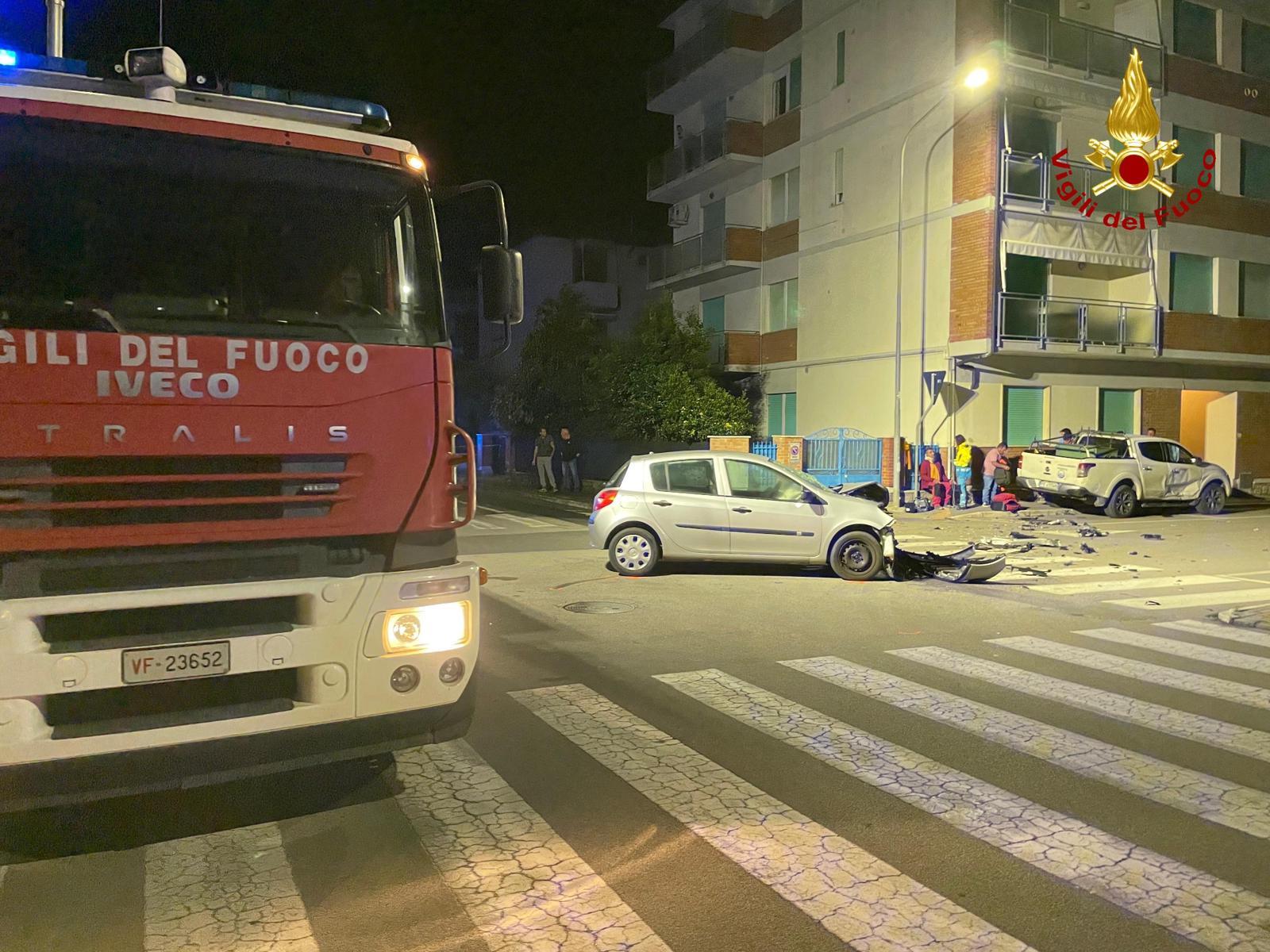 Scontro fra auto e furgone a Follonica