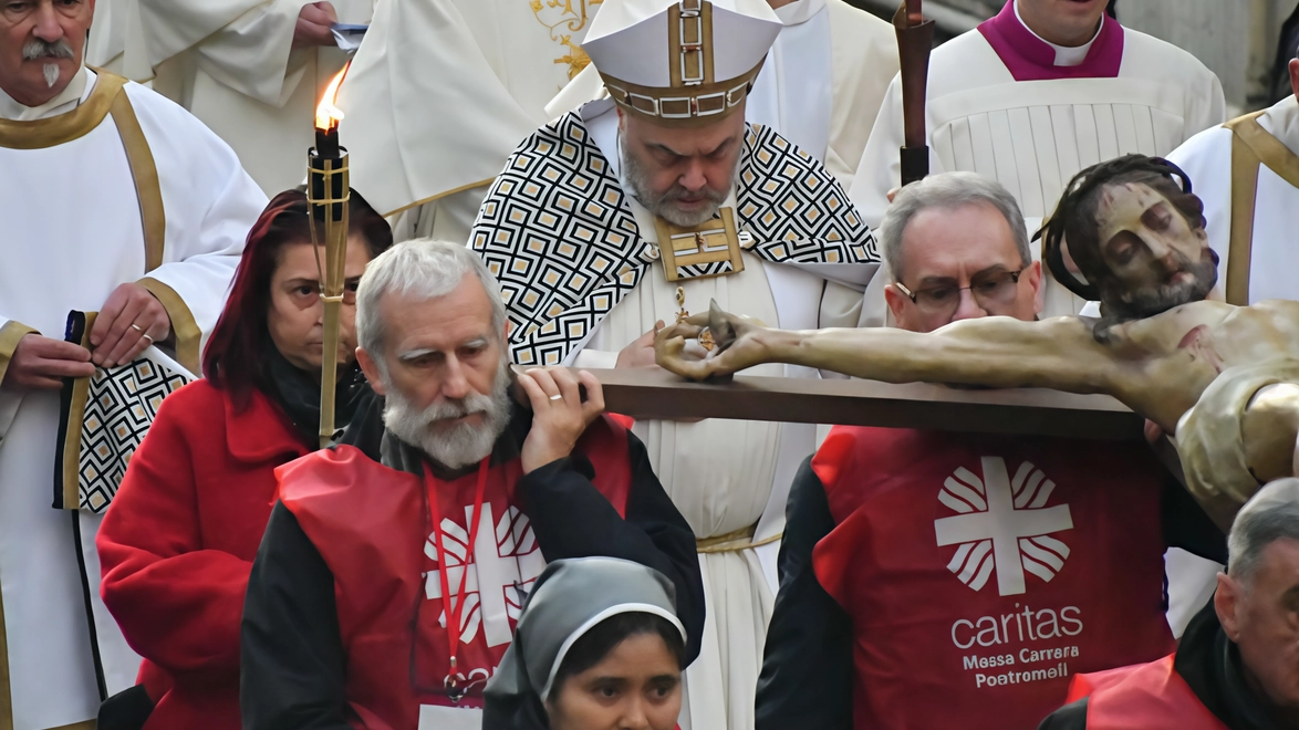 Centinaia alla processione da San Sebastiano alla Cattedrale di Massa. Il prossimo appuntamento si terrà il 5 gennaio a Pontremoli.