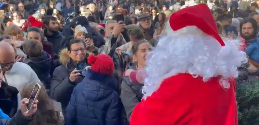 La sindaca di Firenze Sara Funaro festeggia il Natale dalla Torre di Arnolfo