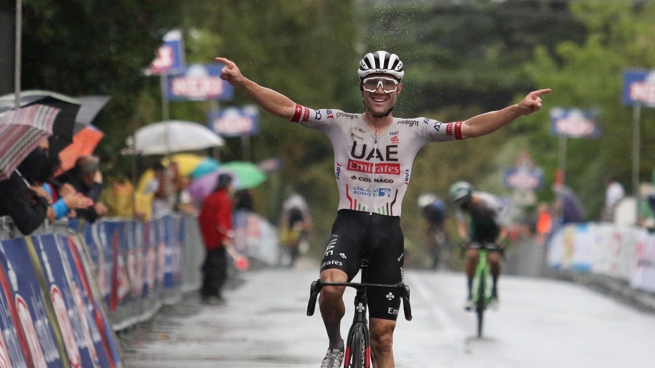 Lo svizzero Marc Hirschi (UAE Emirates) solo al traguardo del GP Larciano (foto Pagni)