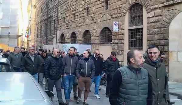 Firenze e il corteo dei tassisti in centro dopo le tensioni con gli Ncc: “Violenza da condannare”