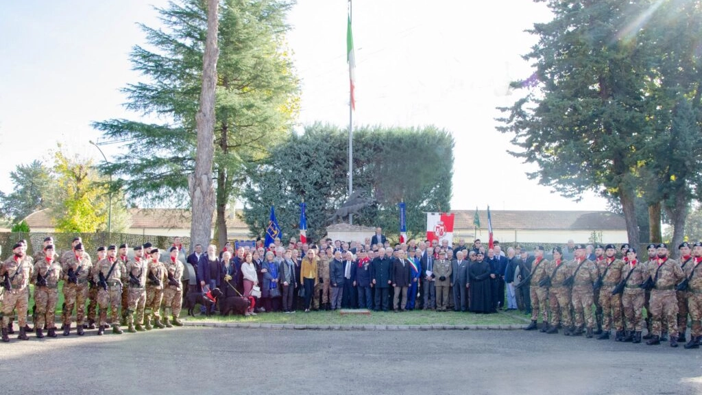 I veterani dei Lupi di Toscana posano davanti al monumento del reggimento alla Perotti