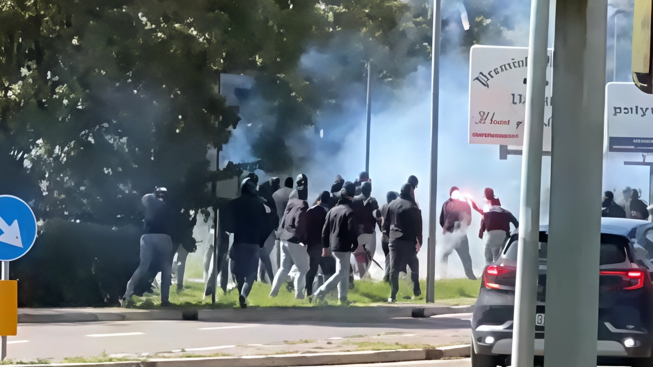 La furia degli incappucciati. Petardi, fumogeni e paura. Far West prima della partita