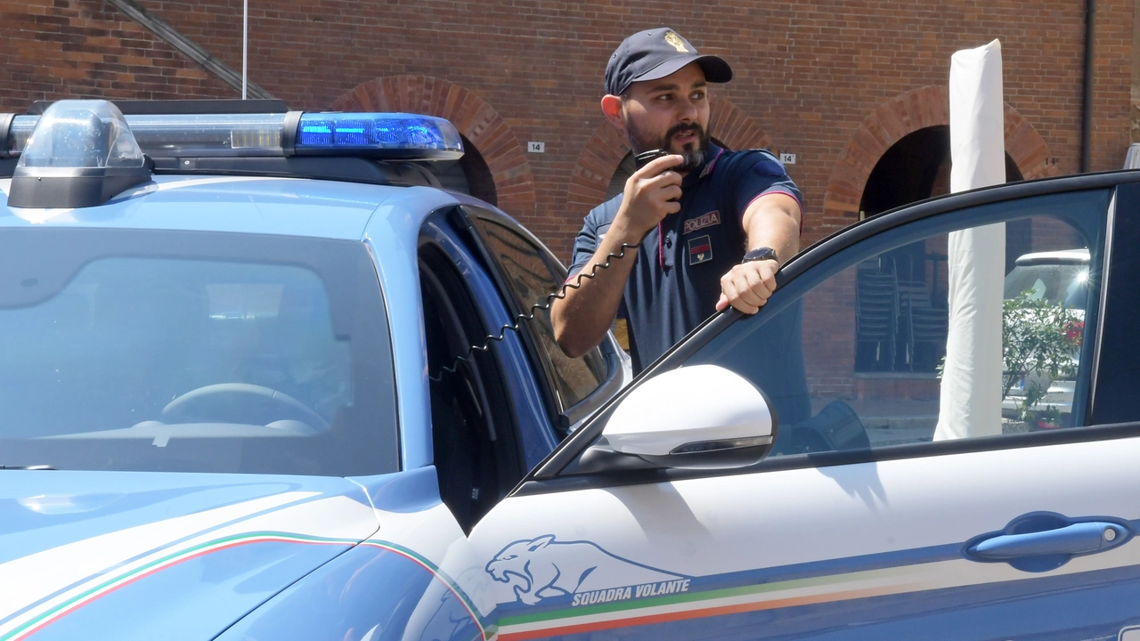 Polizia in una foto di repertorio. La rapina accadde ad agosto 2024 in spiaggia a Vecchiano