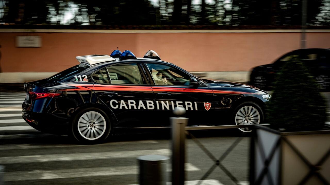 Lucca, fanno saltare il bancomat ma scappano a mani vuote