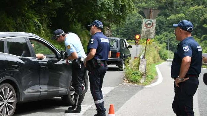 L’ingresso al borgo montano di Guadine e il posto di controllo della polizia municipale in via Alta Tambura, chiusa nei fine settimana (foto Nizza d’archivio)