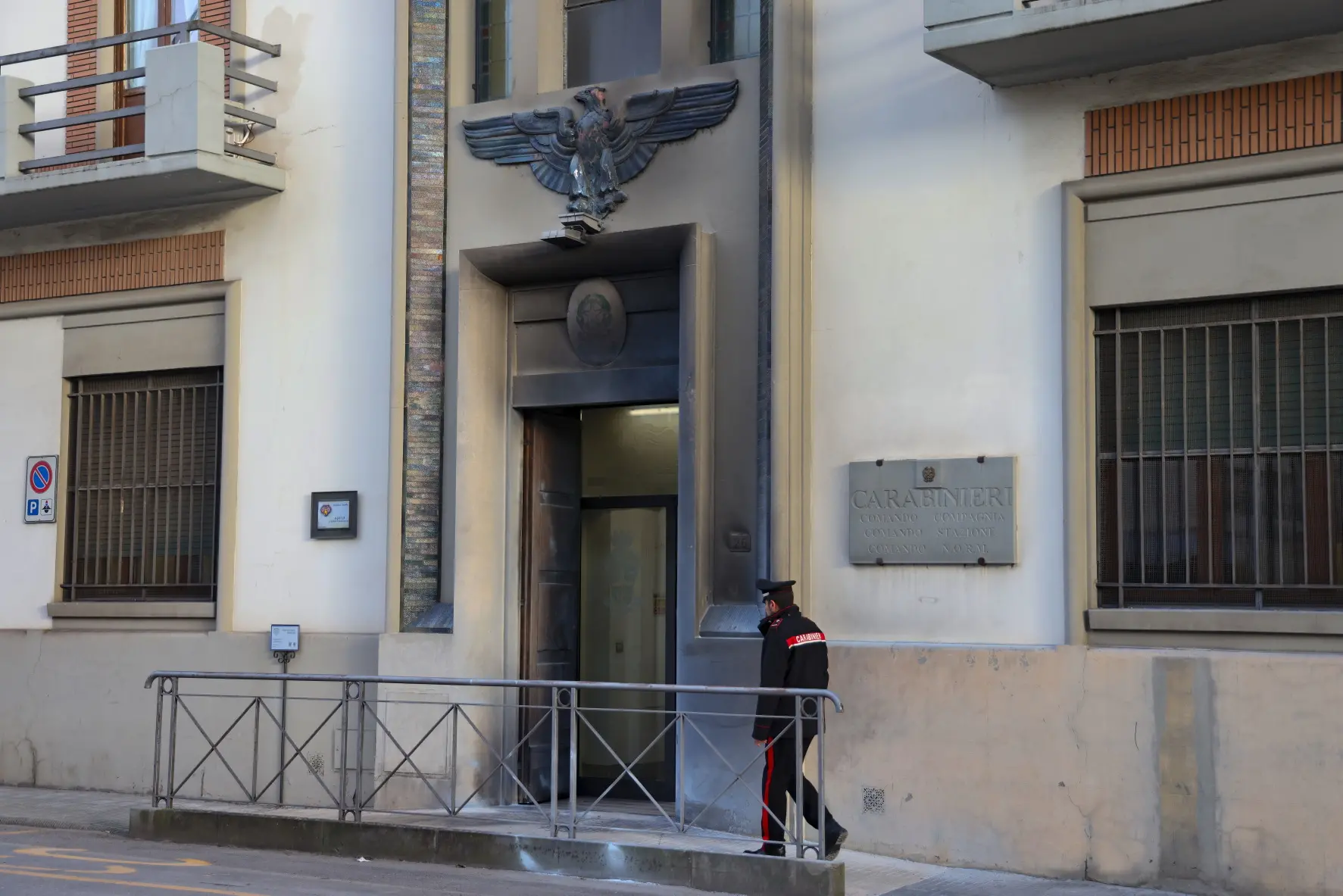 Ordigno incendiario contro i carabinieri, c’è la mano degli anarchici. Fermato un uomo