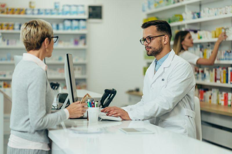 Procedura più rapida e semplice, il medico si cambia in farmacia. “C’è un solo problema: trovarlo”