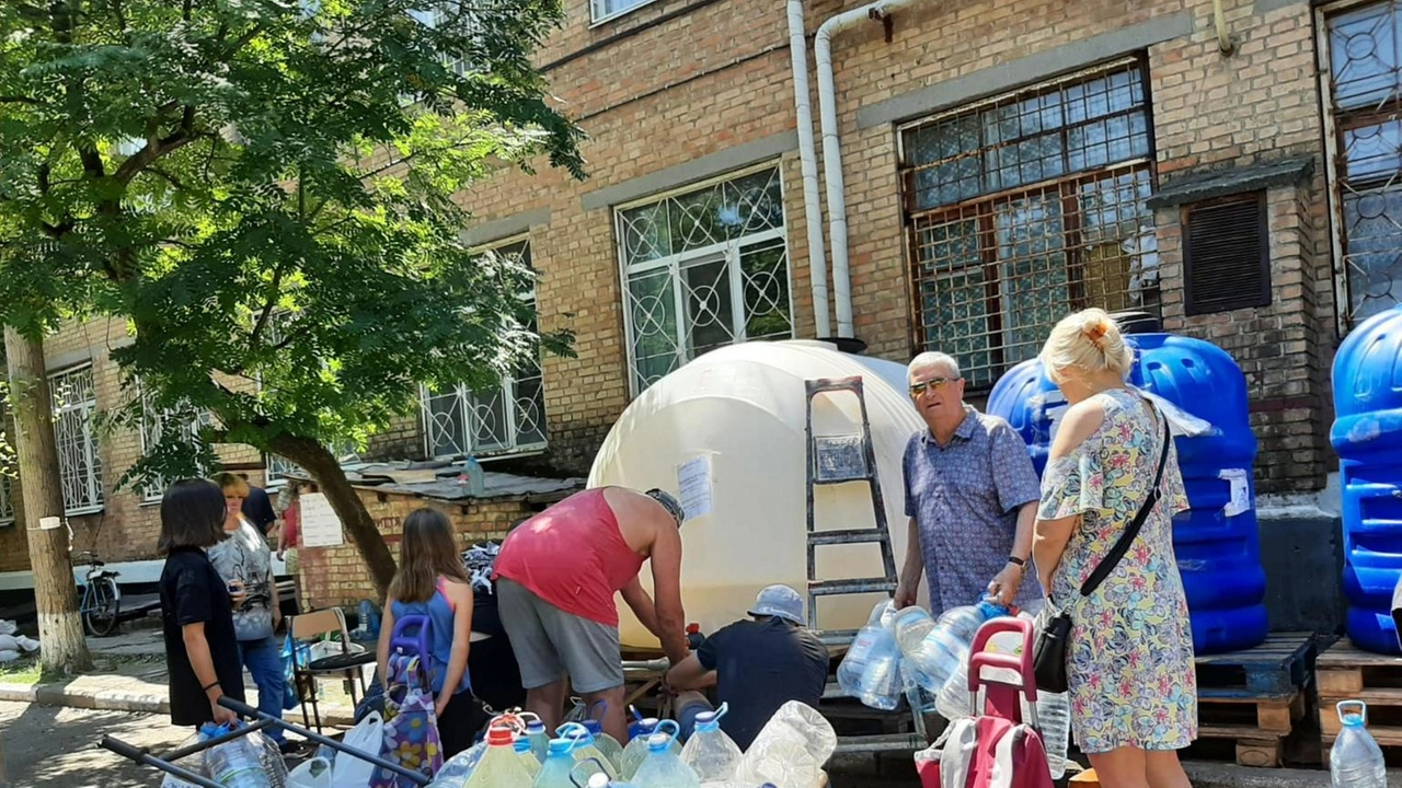 Il mercato centrale di Nikopol è stato colpito in un raid russo e al momento 8 persone risultano ferite. Lo...