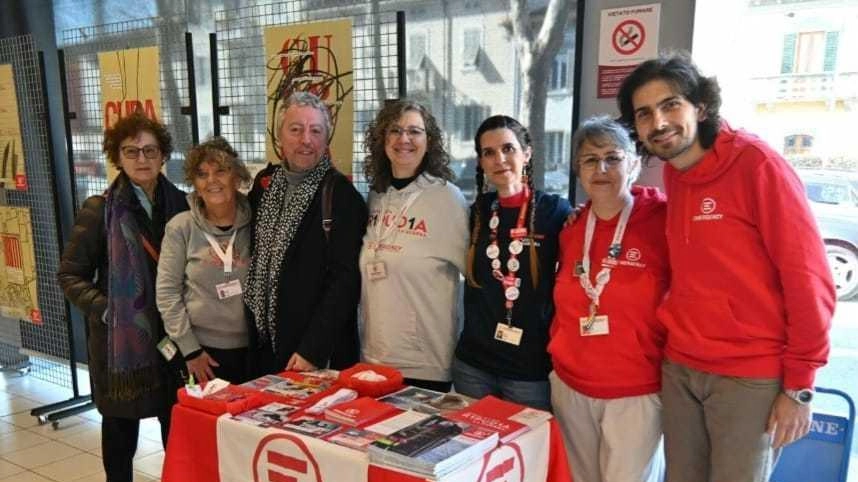 In foto i. volontari di Emergency Pistoia nei locali della Coop di viale Adua